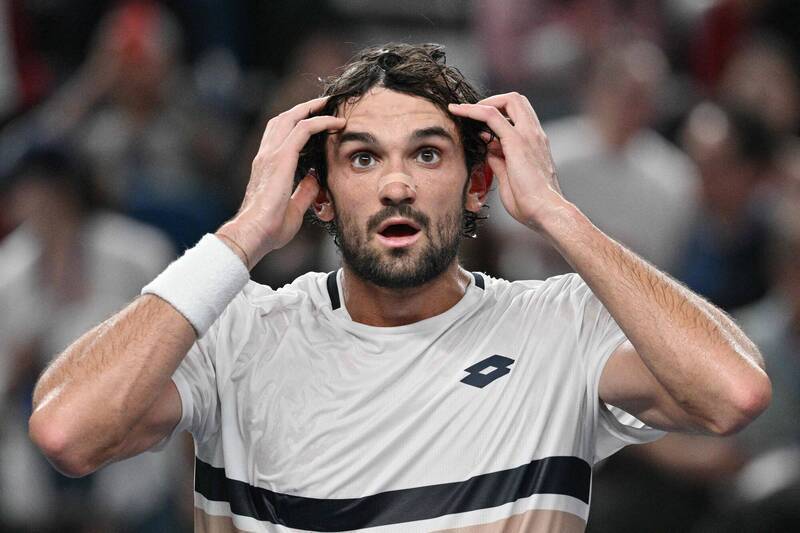 AA, inews, 明年一月我