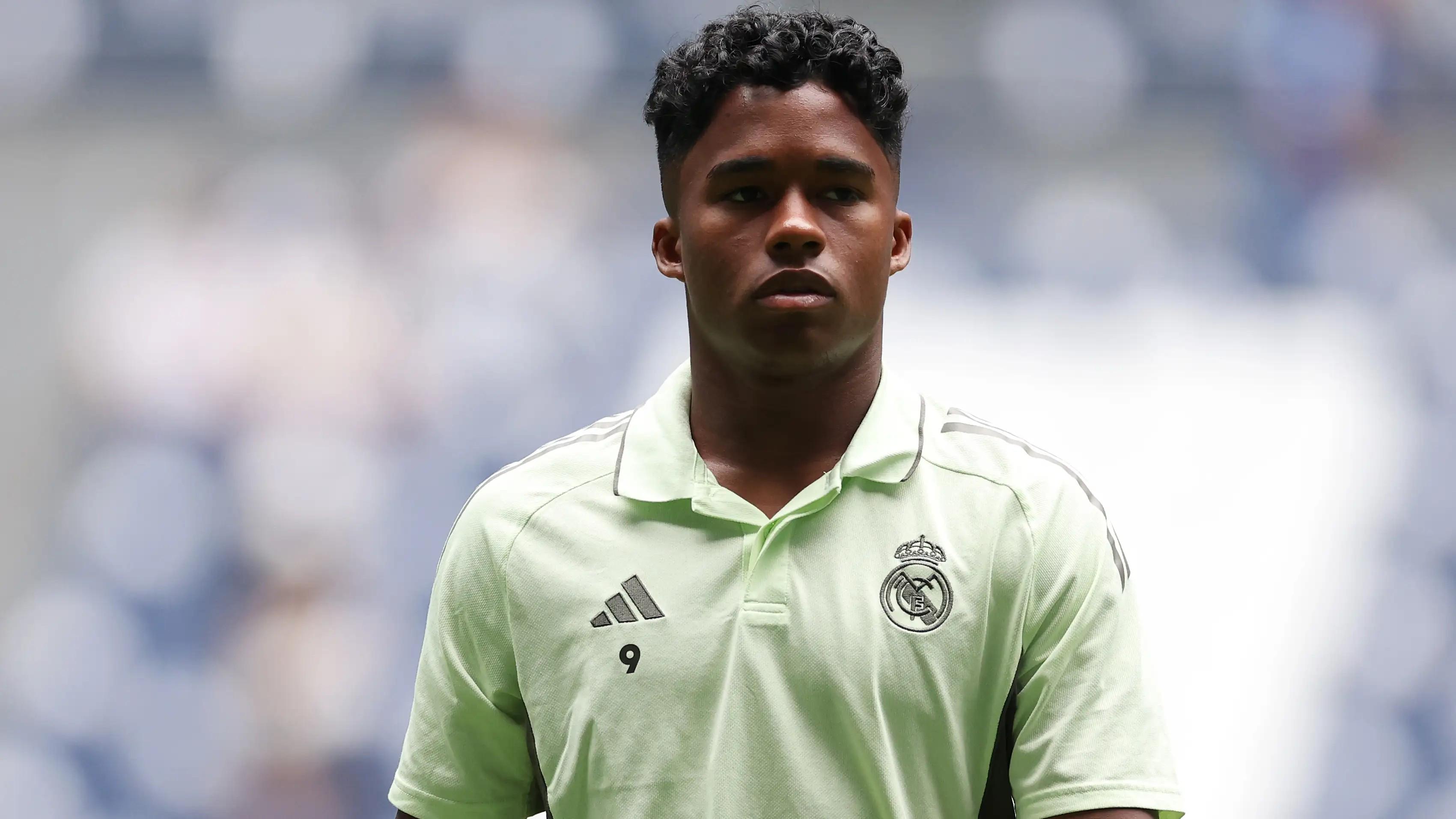 备受期待, 自己的名字